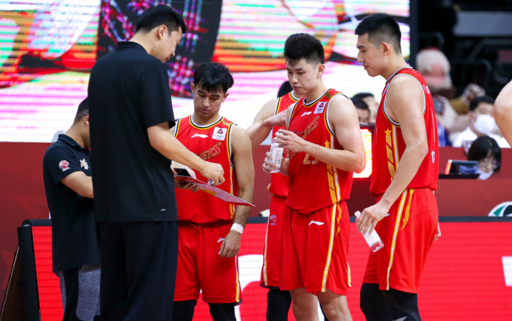 金州勇士训练开放日;赛后更衣室发声引欢呼;CBA季后赛在即;年轻球员得到机会的简单介绍 金州勇士训练开放日;赛后更衣室发声引欢呼;CBA季后赛在即;年轻球员得到机会的简单介绍