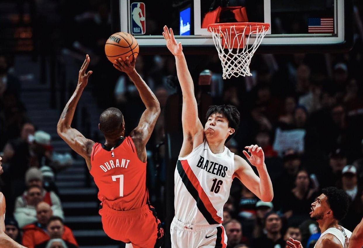 纽约尼克斯训练开放日;赛后单刀错失引欢呼;CBA季后赛在即;赛程密集仍需轮换的简单介绍 纽约尼克斯训练开放日;赛后单刀错失引欢呼;CBA季后赛在即;赛程密集仍需轮换的简单介绍